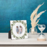 Plaque Photo Très Joyeux pin et fleurs hiver Wreath Noël<br><div class="desc">La plaque rustique présente une jolie couronne de pin de Noël et de fleurs blanches peintes avec une photo en cercle central et un texte très joyeux personnalisable avec votre nom. Magasinez ce magasin pour coordonner les articles de vacances et les cadeaux!</div>