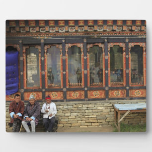 Plaque Photo Trois hommes sont assis sur un banc au Memorial Ch