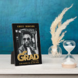 Plaque Photo Typographie Or moderne Gras Graduation Photo<br><div class="desc">Typographie moderne Gold Bold Plaque photo minimal Graduation. Félicitations à la GRAD ! Félicitations pour leur succès bien mérité et célébrez-les avec cette magnifique plaque de plateau avec chevalet stand. Tous les textes sont pré-arrangés pour que vous personnalisiez facilement et rapidement avec vos propres détails.</div>