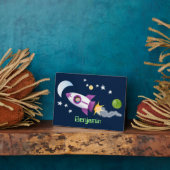 Plaque Photo Un adorable vaisseau-fusée dans l'espace dessin an (Côté)