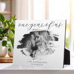 Plaque Photo Un an de nous Premier anniversaire Mariage<br><div class="desc">Créez votre propre photo personnalisée cadeau d'anniversaire de premier mariage. Facile à personnaliser en ajoutant l'une de vos photos préférées en forme de brosse et votre propre texte.</div>