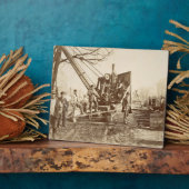 Plaque Photo Une grue à vapeur en fonctionnement pendant la con (Côté)