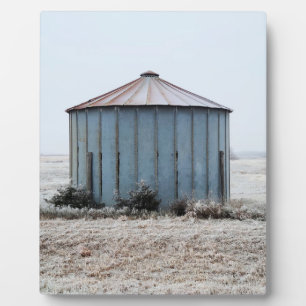 Plaque Photo Vieux silo à grain patiné par le temps en hiver