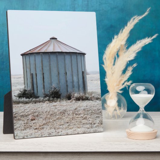 Plaque Photo Vieux silo à grain patiné par le temps en hiver (Côté)