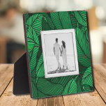 Plaque Photo Vos Feuilles Photo Tropical<br><div class="desc">Fabriqué pour paraître dimensionnel, un motif plante de feuilles tropicales crée un cadre magnifique pour votre photo préférée sur cette plaque de table avec un chevalet intégré. L'image est placée directement sur le panneau du carton dur pour une image incroyablement nette avec une surface nettoyée facile à essuyer. Idéal comme...</div>