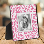 Plaque Photo Votre frontière léopard rose photo<br><div class="desc">Fabriqué pour paraître dimensionnel, un motif léopard rose et blanc chaud crée un cadre magnifique pour votre photo préférée sur cette plaque de table avec un chevalet intégré. L'image est placée directement sur le panneau du carton dur pour une image incroyablement nette avec une surface nettoyée facile à essuyer. Idéal...</div>