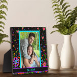 Plaque Photo Whimsical Love Hearts Photo Noms Customisés Noir<br><div class="desc">Amusement Moderne Easel Photo Message Plaque- une oeuvre d'art colorée et élégante parfaite pour les couples. Ces plaques de chevalet photo d'amour personnalisées et amusantes font de grands cadeaux pour la famille, les amis, les collègues, les enseignants, etc... Le cadeau parfait pour votre Saint Valentin. Des plaques plus modernes, florales...</div>
