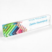 Plaque signalétique colorée de crayons