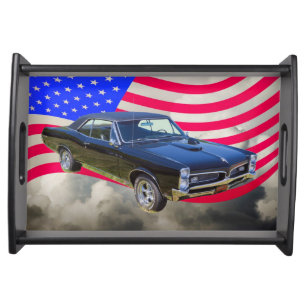 Plateau 1967 Pontiac GTO et drapeau américain