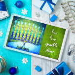 Plateau En Acrylique Turquoise Hanoukka Menorah Live Love Shine<br><div class="desc">"L'amour vivant brille." Une photo de fond d'une menorah d'art bleu et vert, colorée et lumineuse, vous permet d'inaugurer les vacances d'Hanoukka dans le style. Sentez la chaleur et la joie de la saison des Fêtes chaque fois que vous utilisez ce plateau de service Hanoukka magnifique et coloré. 4 tailles...</div>