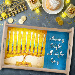 Plateau Hanoukka Menorah en or jaune brillant citation bri<br><div class="desc">"Brillant toute la nuit." Une photo de fond d'une menorah d'or jaune, colorée et brillante aux accents turquoises vous aide à inaugurer les vacances de Hanoukka dans le style. Sentez la chaleur et la joie de la saison des fêtes chaque fois que vous utilisez ce magnifique plateau de service en...</div>