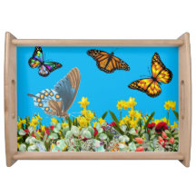 Jardin aux fleurs de papillons avec tulipes et mar