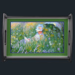 Plateau La Dame de Claude Monet Peinture Dans La Prairie<br><div class="desc">Joli tableau impressionniste d'une dame victorienne lisant dans un pré. "Dans la prairie" se traduit par "In the meadow". Claude Monet, dans son style inimitable, capture une journée d'été parfaite. La dame porte sa meilleure robe et son bonnet blancs du dimanche. Un pré rempli de jolies fleurs, dont des marguerites,...</div>