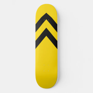 Plateforme de skateboard à chevrons jaunes et noir