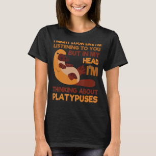 Platypus denkt na over een met een eend gevulde zo t-shirt