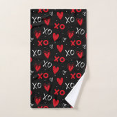 Playful Red & Black XO Heart Pattern on Black (Serviette à main)