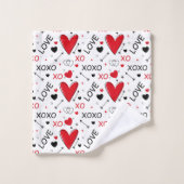 Playful Red & White XO Heart Pattern on White (Gant de toilette)