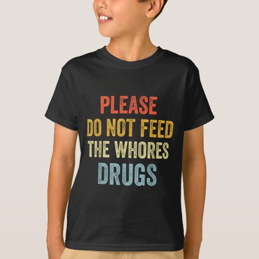 Please Don't Feed The S Drugs  T-shirt (Voorkant)