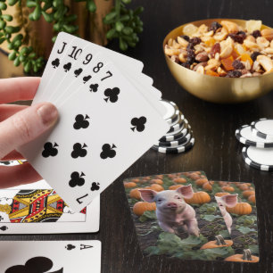 **"Plek van vreugde: een gelukkig babyvarken onder Pokerkaarten