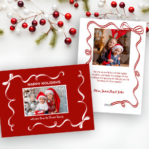 Plezierige handgetekende kerstlintfoto op rode ach feestdagenkaart