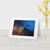 Plongeur sur la carte de voeux de récif (Fleur jaune)