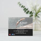 Plongez dans la carte postale de marketing immobil (Debout devant)