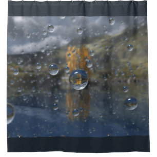 Pluie dans le rideau de douche en verre