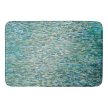 Pluie de ressort sur un tapis de bain de salle de