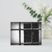 Pluie noire et blanche sur la carte postale (Debout devant)