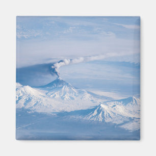 Pluim afkomstig van de vulkaan Kliuchevskoi. Magneet