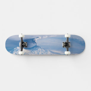 Pluim afkomstig van de vulkaan Kliuchevskoi. Skateboard