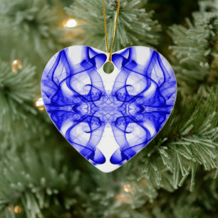Pluimen van blauwe rook op wit keramisch ornament