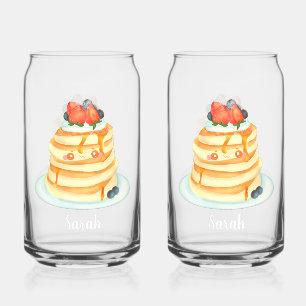 Pluizige pannenkoeken met ahornsiroop, fruit en ro blikvorm glas