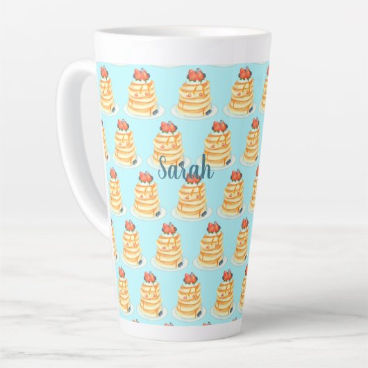 Pluizige pannenkoeken met ahornsiroop, fruit en ro latte mok (Linkerhoek)