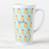 Pluizige pannenkoeken met ahornsiroop, fruit en ro latte mok (Rechts)