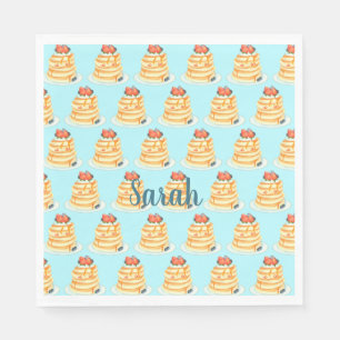 Pluizige pannenkoeken met ahornsiroop, fruit en ro servet