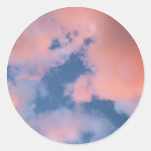 Pluizige perzikwolken bij zonsondergang ronde sticker