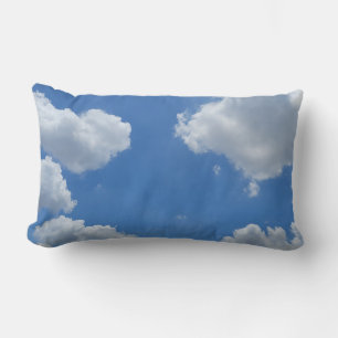 pluizige witte wolk op blauwe hemelachtergrond kussen