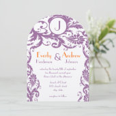 Plum Damask Monogram Wedding Invitation Kaart (Staand voorkant)