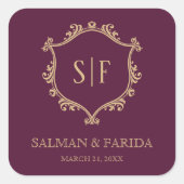  Plum Gold Crest Monogram Wedding Favor Vierkante Sticker (Voorkant)