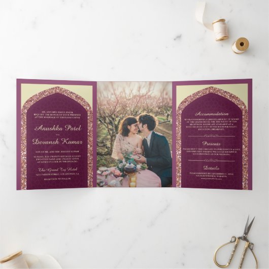 Plum Mauve Roos Gouden Glitter Indiase bruiloft Drieluik Uitnodiging (Binnen)