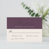 Plum Modern Elegant Minimaal Monogram RSVP (Staand voorkant)