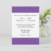 Plum Purple Chevron Invitations de mariage (Debout devant)