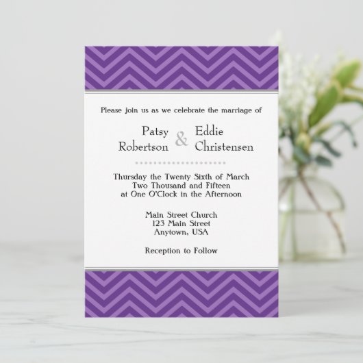 Plum Purple Chevron Invitations de mariage (Debout devant)