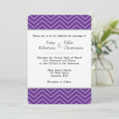 Plum Purple Chevron Invitations de mariage (Debout devant)