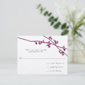 Plum Wild Flower Branches Wedding RSVP Kaartje (Staand voorkant)