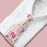Plumber rose Profession Plomber Papa Cravate<br><div class="desc">La cravate pour hommes est ornée d'un charmant motif inspiré de l'équipement du plombier, ce qui en fait un cadeau réfléchi à présenter à un père, un grand-père ou un oncle qui travaille dans la profession de plomberie. La conception présente une variété d'outils et de symboles du plombier, tels que...</div>