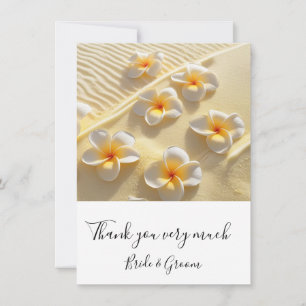 Plumeria bloem op zand bedankkaart