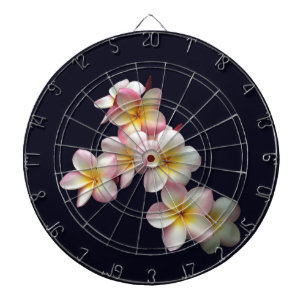 Plumeria blossom op donkerblauw dartbord