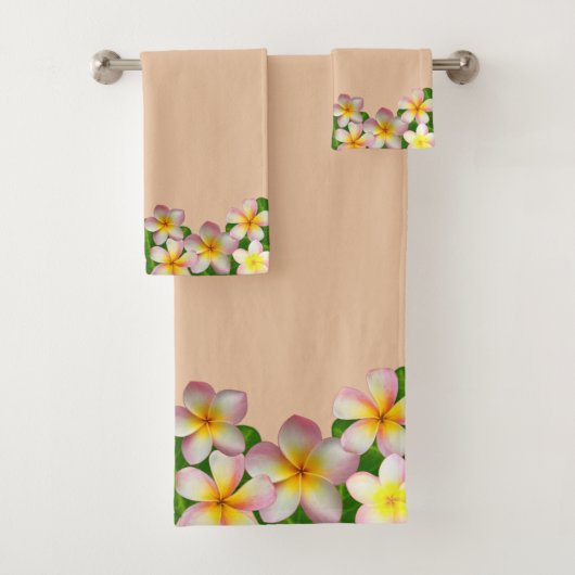 Plumeria Flowers on Champagne Beige Bath Towel Set (En situation)